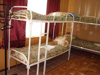 Хостел Алексеевский Тобольск Односпальная кровать в общем номере для мужчин и женщин-4